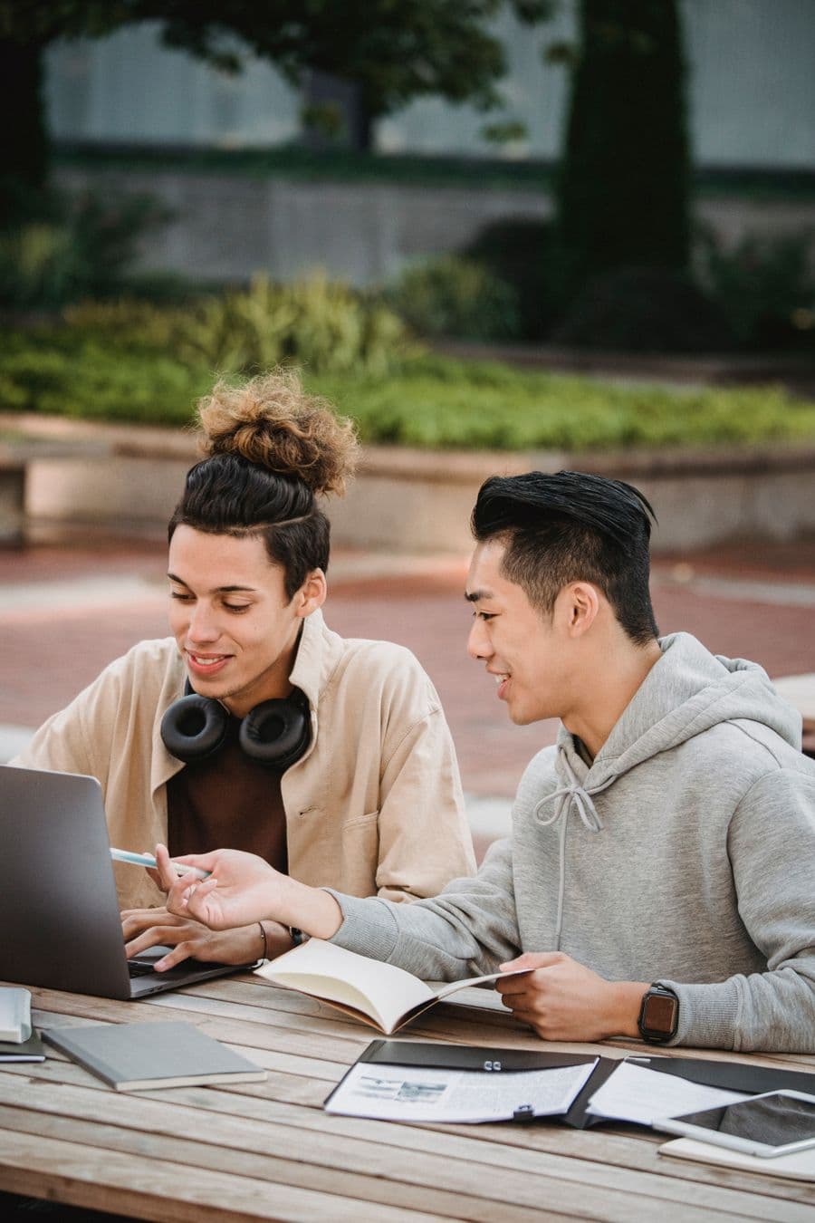 College students in a GenixoTech hands-on training session